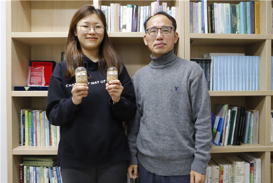 신나현 세종대 스마트생명산업융학학과 대학원생과 진중현 교수.    [세종대 제공]